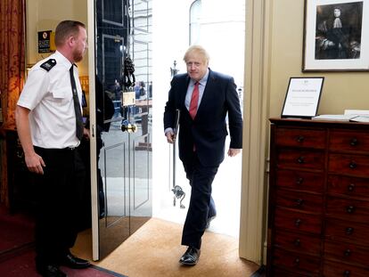 Boris Johnson entra en Downing Street después de dirigirse al país ese lunes.