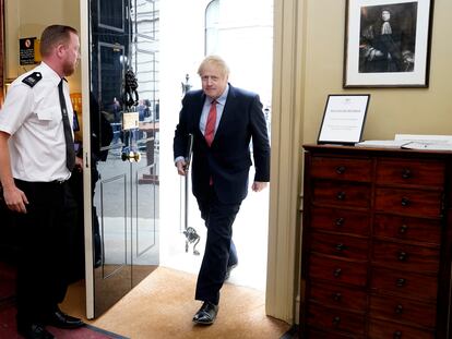 Boris Johnson entra en Downing Street después de dirigirse al país ese lunes.