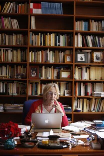 Soledad Puértolas, en el estudio de su casa de Pozuelo de Alarcón.