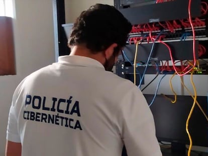 Un agente de la Policía Cibernética de San Luis Potosí en el área del Colegio Nacional de Educación Profesional Técnica (Conalep) donde se encontró la mina de criptomonedas.