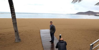 Pablo Casado, en la playa de Las Canteras tras un acto en Las Palmas de Gran Canaria.