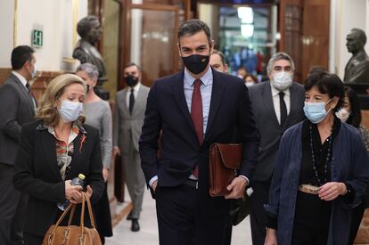 La vicepresidenta tercera, Nadia Calviño; el presidente del Gobierno, Pedro Sánchez; y la ministra de Educación, Isabel Celaá, a su llegada al pleno.