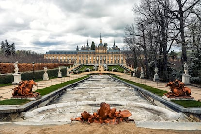 Vista del Palacio Real de La Granja desde los jardines del real sitio.