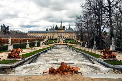 Vista del Palacio Real de La Granja desde los jardines del real sitio.