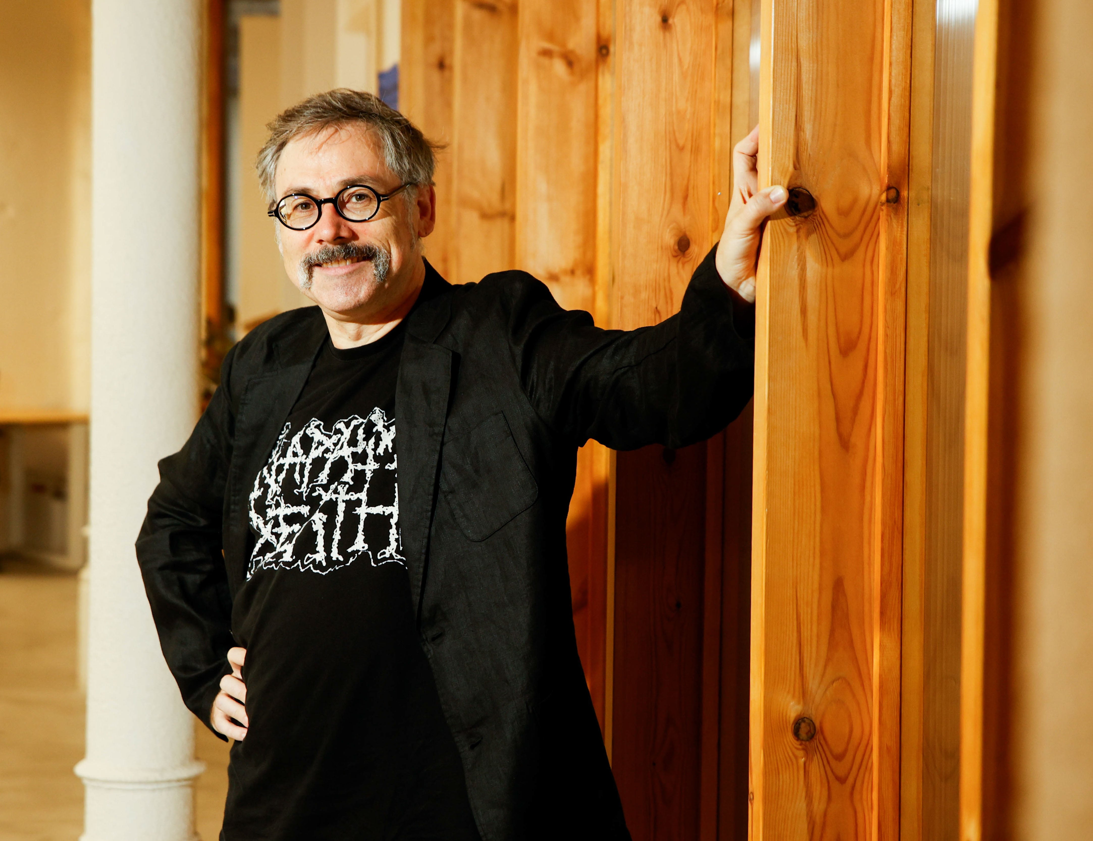 Jaron Rowan, autor de 'Un monstruo llamado Yo' (Traficantes de Sueños), posa en Barcelona, a 30 de julio de 2026.