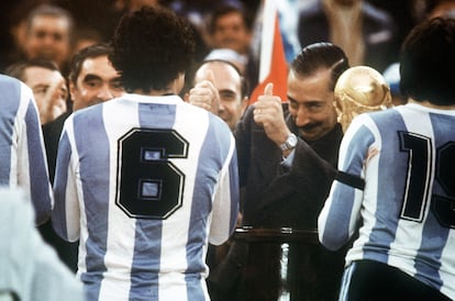 El dictador Jorge Videla, feliz, entrega el trofeo del Mundial de Argentina 78 al capitán del equipo argentino Daniel Passarella, en Buenos Aires, tras la victoria por 3-1 ante Holanda. Fuimos utilizados, diría después el seleccionador César Luis Menotti. Fuimos felices, pensaron muchos argentinos.