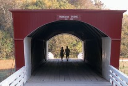 Una pareja cruza el Roseman Bridge, uno de los puente de Madison County, en Iowa (Estados Unidos).