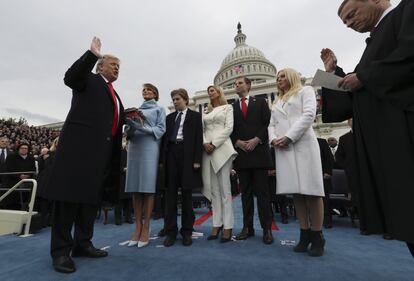 Donald Trump jura como presidente dos Estados Unidos para o juiz John Roberts, presidente da Suprema Corte, enquanto sua esposa, Melania, segura a Bíblia, na presença de seus filhos Barron, Ivanka, Eric e Tiffany, no Capitólio, em Washington, em 20 de janeiro de 2017.