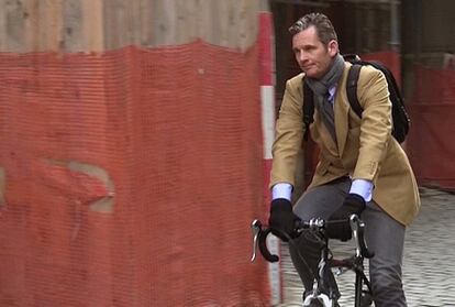 Imagen de televisión de Iñaki Urdangarin, mientras se desplaza en bicicleta por Ginebra, el 21 de febrero de 2017.