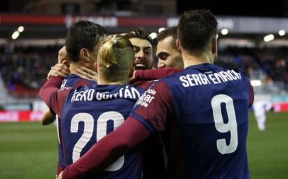 Els jugadors de l'Eibar celebren un gol contra l'Espanyol.