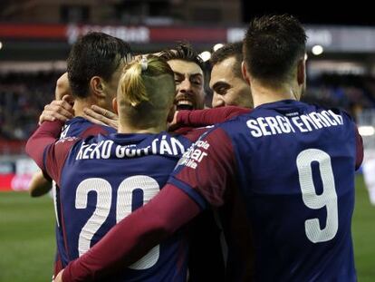 Els jugadors de l'Eibar celebren un gol contra l'Espanyol.