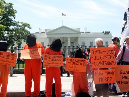 Activistas vestidos como reos se concentran ante la Casa Blanca en solidaridad con la huelga de hambre de los presos de Guantánamo.