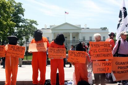 Activistas vestidos como reos se concentran ante la Casa Blanca en solidaridad con la huelga de hambre de los presos de Guantánamo.