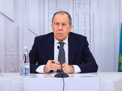 El ministro ruso de Exteriores, Serguéi Lavrov, en rueda de prensa, este lunes en Moscú.