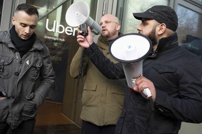 Conductores de la plataforma Uber protestan frente a las oficinas de la empresa, en Ámsterdam, el pasado 26 de febrero.