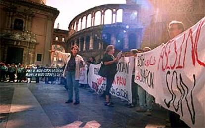 Imagen de la concentración contra la guerra y la política belicista de EE UU, ayer, en la plaza de la Virgen de Valencia.