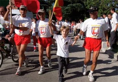 Imagen de algunos deportistas participantes en la carrera popular de relevos de Vallecas.