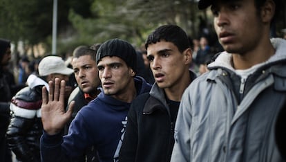 Un grupo de tunecinos hace fila en un centro de detención de Lampedusa, Italia.