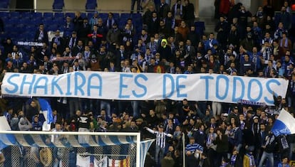 Pancarta dedicada a Shakira pels seguidors radicals de l'Espanyol a Cornellà-el Prat.