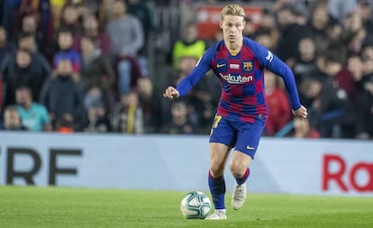 De Jong conduce el balón en el Barça-Mallorca.