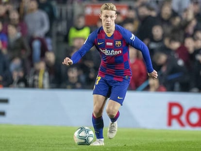 De Jong conduce el balón en el Barça-Mallorca.