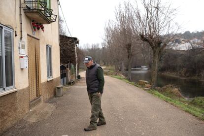 Juan Garrido, a la puerta de su casa.