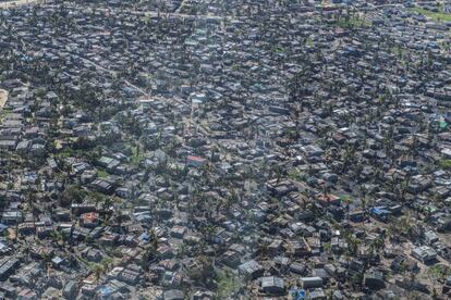 Hasta este jueves, el Gobierno mozambiqueño ha reportado 468 muertos. En la imagen, una toma aérea de Beira provista por el PMA. El uso de drones ha permitido buscar supervivientes para su rescate y evaluar los daños.