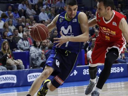 El alero de Estudiantes, Jaime Fern&aacute;ndez ante Pedro Llompart, de UCAM Murcia