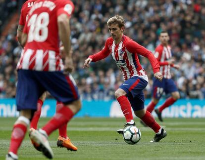 Griezmann intenta controlar el balón en el partido ante el Real Madrid.