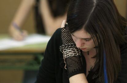 Una alumna durante el examen que la Comunidad de Madrid realiza a los estudiantes de 3&ordm; de ESO
