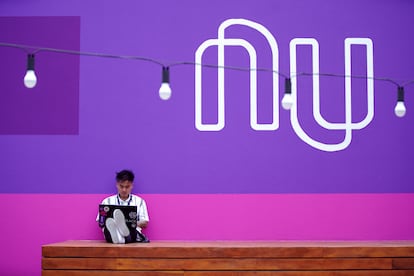 Un joven en una oficina de Nubank, que suma 30 millones de clientes.