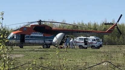 Un helicóptero evacúa pacientes enfermos de la covid-19 desde la ciudad de Severo-Yeniseiski a Krasnoyarsk, este lunes.