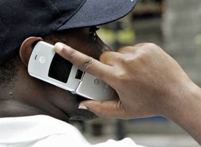 Un cliente utiliza un móvil de  Motorola, en Chicago, Illinois.
