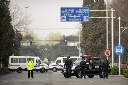 Veículos de polícia bloqueiam uma estrada que conduz à residência dos hóspedes do Governo chinês, em Pequim. Se confirmada, essa seria a primeira viagem ao exterior de Kim Jong-un desde que chegou ao poder, em dezembro de 2012.