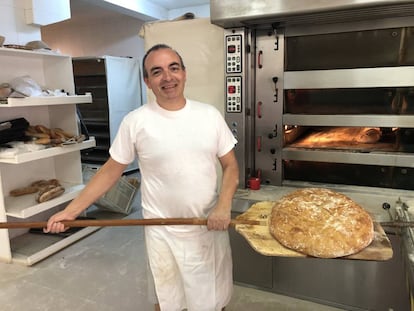 Juan Luis Estévez en el obrador de Panadería Germán.