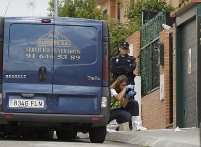 Una agente de la Policía Científica fotografía una prueba en la puerta del chalé de Parque Coimbra.