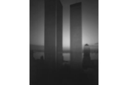 <b>Hiroshi Sugimoto.</b> World Trade Centre (Nueva York), 1997. La mirada del japonés Hiroshi Sugimoto se posa sobre algunos de los edificios icónicos del siglo xx a través de formas desdibujadas en las que desaparecen los detalles arquitectónicos para desvelar la esencia del edificio.