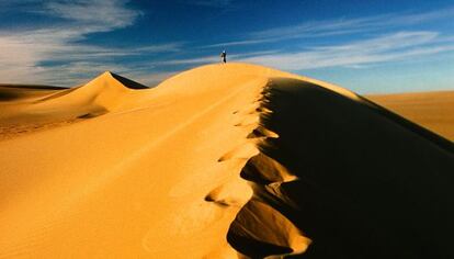 Imponentes cordilleras de dunas móviles se extienden de norte a sur.