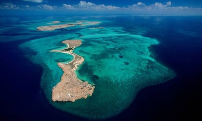 Vista aérea de las islas Maskali y Moucha (al fondo), en Yibuti.