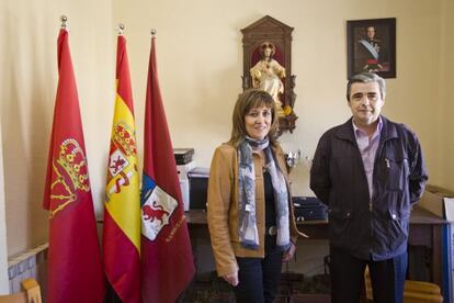Nieves Ciprés, the president of Derecha Navarra y Española, with the mayor of Garínoain, Javier Echarri.