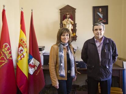 Nieves Cipr&eacute;s, the president of Derecha Navarra y Espa&ntilde;ola, with the mayor of Gar&iacute;noain, Javier Echarri.