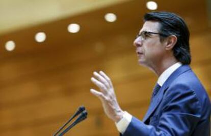 El ministro de Industria, José Manuel Soria, durante su intervención en el pleno del Congreso celebrado ayer en el  Senado.