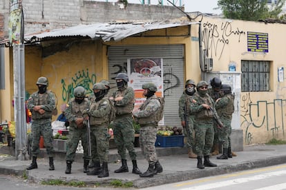 Militares patrullan el perímetro de la prisión de El Inca durante el estado de excepción en Quito, después de los disturbios ocasionados por la fuga de José Adolfo Macías, alias 'Fito', líder del grupo criminal los Choneros. 