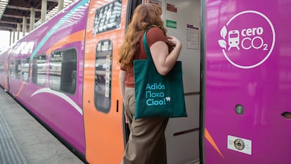 Una viajera sube a un tren de alta velocidad Avlo de Renfe.