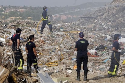 Diversos bomberos trabajando en la extinci&oacute;n del incendio en el vertedero de Valdeming&oacute;mez.