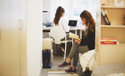 Dues universitàries a l'interior de la seva habitació en una de les residències de Resa.