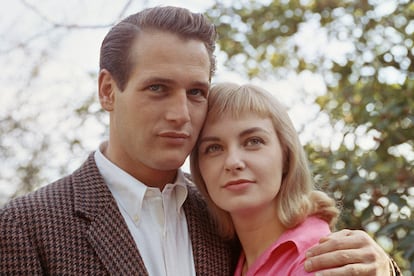 Joanne Woodward y Paul Newman – La que durante medio siglo fuera una de las parejas más talentosas, elegantes y ejemplares de la meca del cine también pasó por episodios dramáticos. El mayor fue la muerte de Scott, el primer hijo de Paul Newman con su anterior esposa (Jackie Witte) y que falleció en 1978 a causa de una sobredosis de drogas. Newman se culpó por no haber podido evitar el fatal desenlace y estuvo a punto de llevar al traste su carrera, pero el aliento de Woodward –que incluso abandonó temporalmente sus proyectos para acompañarle durante el duelo– consiguió levantarle la moral.