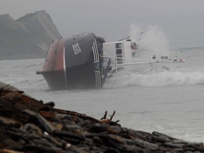 El pesquero volcado en un biotopo de la zona de Zumaia.