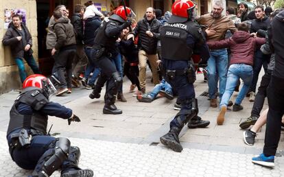 La Ertzaintza carga contra los radicales que trataron de impedir el acto de Ciudadanos, este domingo en Errenteria (Gipuzkoa).