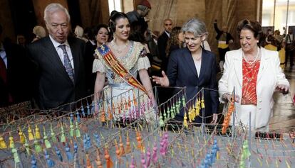 García-Margallo, la fallera mayor de Valencia, Bokova y Barberá ante la maqueta de una mascletà fallera.